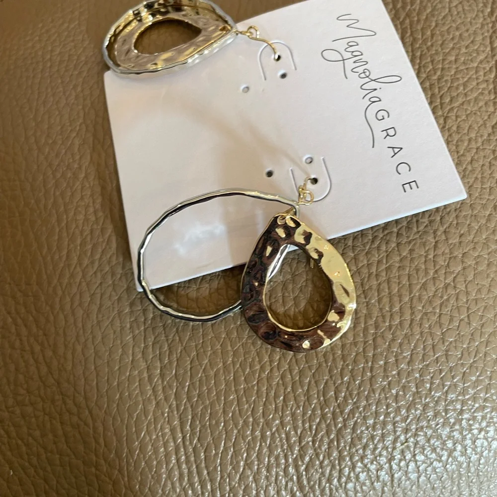 Magnolia Grace earrings. - Picture 2 of 3